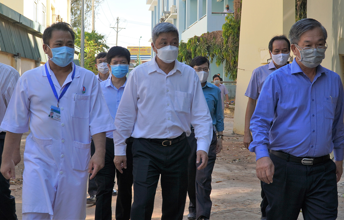 Thứ trưởng Bộ Y tế Nguyễn Trường Sơn (áo trắng đầu bạc, giữa) cùng các bác sĩ thị sát Bệnh viện Phổi Bình Thuân, nơi cách ly những người tiếp xúc gần 9 bệnh nhân Covid-19, ngày 15/3. Ảnh: Việt Quốc.