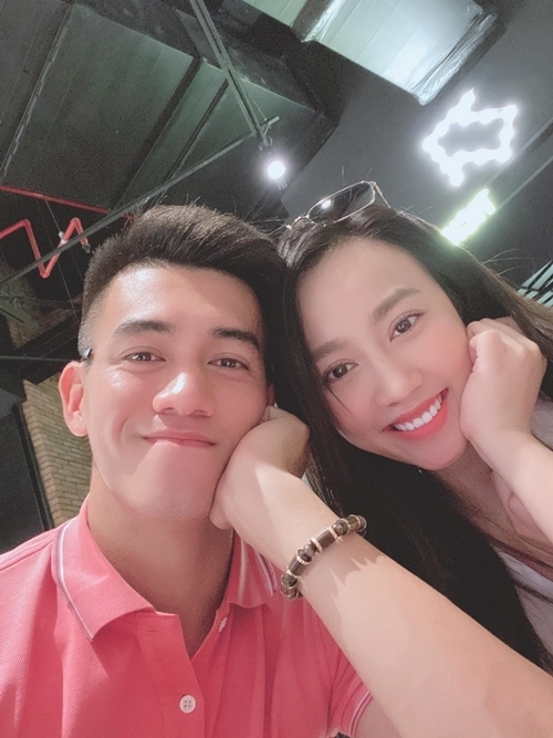 Cầu thủ Tiến Linh và diễn viên Huỳnh Hồng Loan đang hẹn hò.