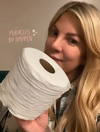 Tori Spelling khoe cuộn giấy vệ sinh chồng mua được. Ảnh: Instagram.
