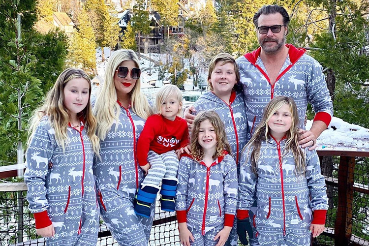 Tori Spelling cùng chồng Dean McDermott và năm con chung. Ảnh: Instagram.