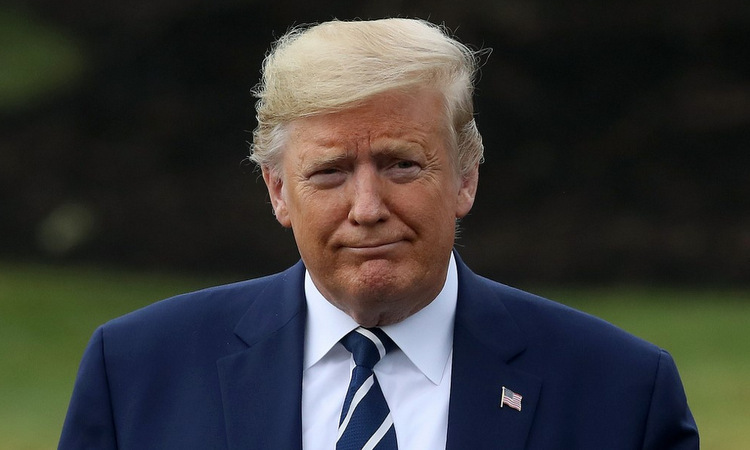 Tổng thống Trump gặp các phóng viên bên ngoài Nhà Trắng hôm 3/3. Ảnh: AFP.