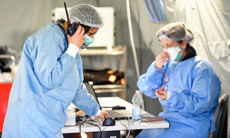 Nhân viên y tế trong một lều dã chiến được dựng lên bên ngoài bệnh viện Cremona, phía bắc Italy, ngày 29/2. Ảnh: AP.
