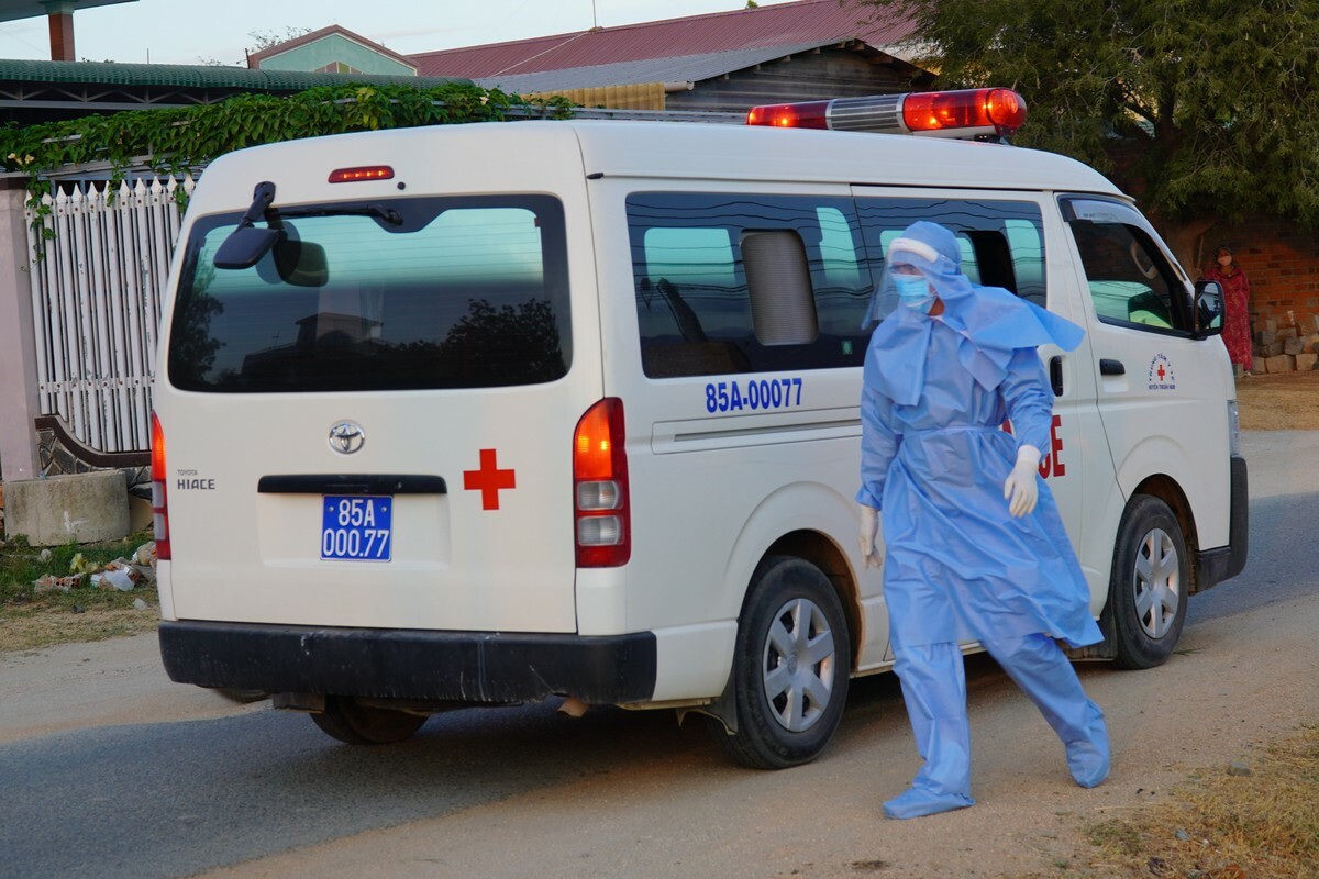 Xe cấp cứu của Trung tâm Y tế huyện Thuận Nam đến đưa các F1 của hai bệnh nhân 61 và 57 ở thôn Văn Lâm 3, xã Phước Nam, đi cách ly ngày 18/3. Ảnh: Việt Quốc 