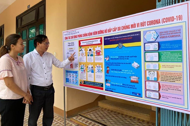 Trường học tại Quảng Trị làm bảng lớn tuyên truyền về covid-19 cho học sinh. Ảnh: LH