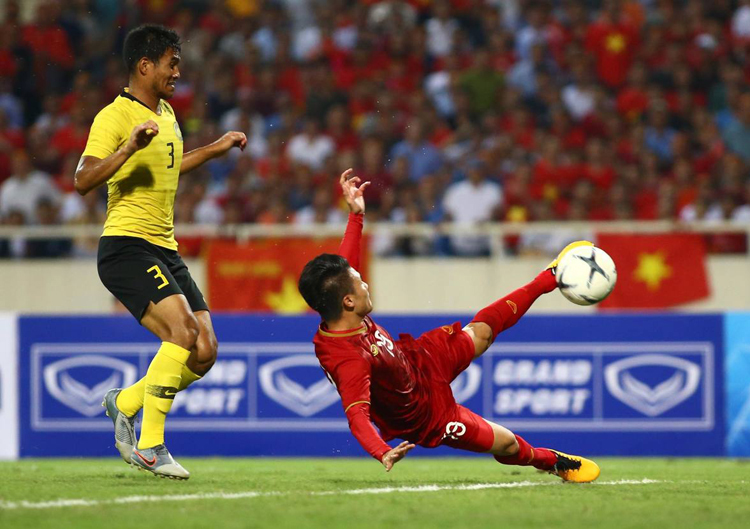 Quang Hải vô lê thành bàn giúp Việt Nam đánh bại Malaysia ở trận lượt đi trên sân Mỹ Đình. Ảnh: Lâm Thoả