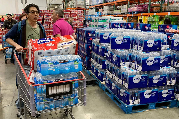 Người dân hối hả mua giấy vệ sinh và nước đóng chai tại một siêu thị ở Los Angeles, California, Mỹ hôm 29/2. Ảnh: AFP