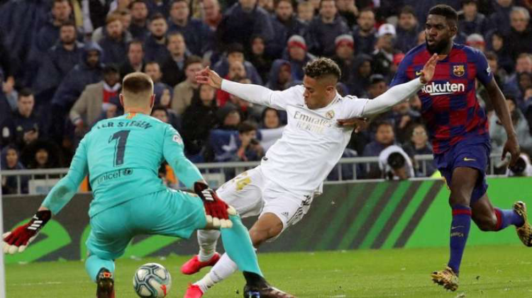 Diaz (trắng) dứt điểm thành bàn ấn định tỷ số 2-0 cho Real trong trận đấu với Barca. Ảnh: AS.