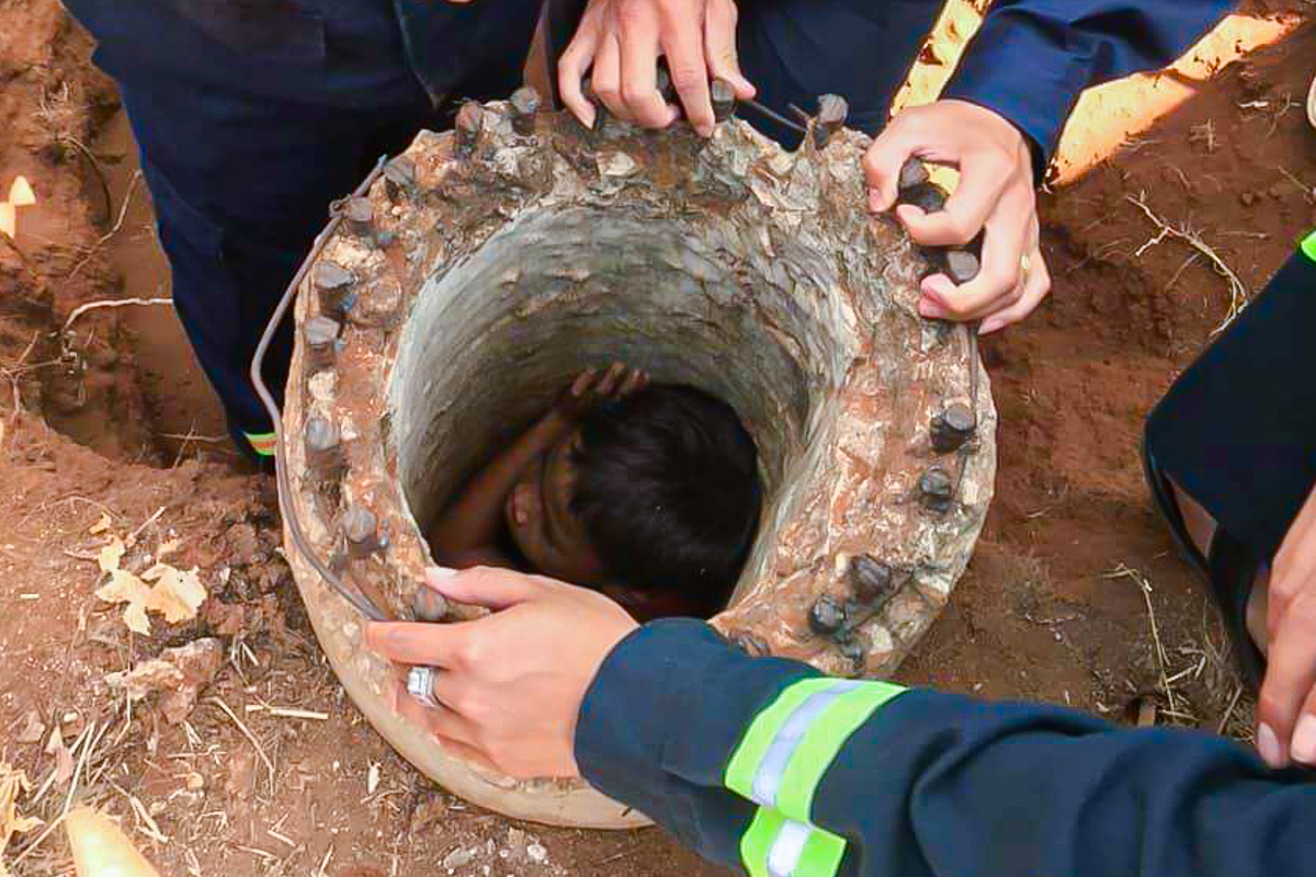 Bé Phong mắc kẹt trong trụ điện trưa 20/3. Ảnh: Văn Giang.