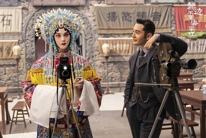 Huỳnh Hiểu Minh bên cạnh nam diễn viên Doãn Chính - người vào vai kép hát kinh kịch. 
