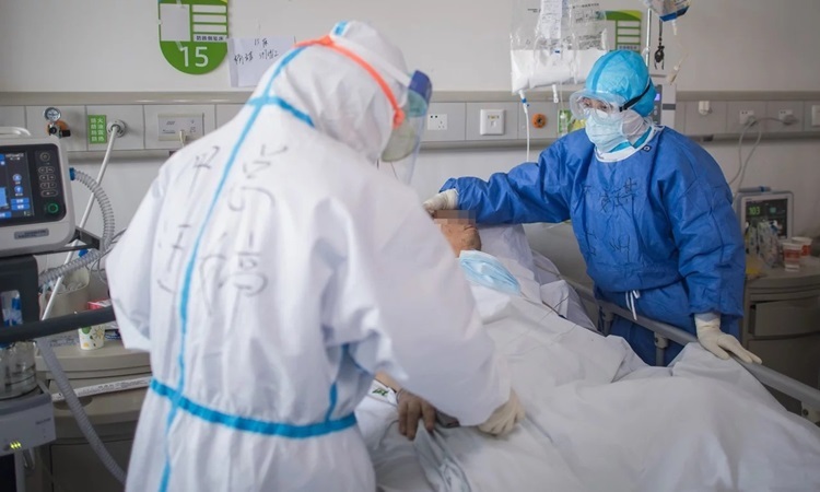 Bác sĩ điều trị cho bệnh nhân nhiễm nCoV tại một bệnh viện ở Vũ Hán, tỉnh Hồ Bắc, Trung Quốc hồi tháng 2. Ảnh: Xinhua.