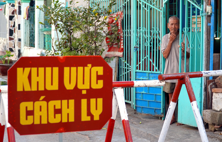 Người dân ở phường Đức Thắng, Phan Thiết, bị cách ly vì bệnh nhân 34 đã lây nhiễm cho nhiều người. Ảnh: Việt Quốc.