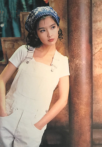 Loạt ảnh nhận được bình luận của nhiều khán giả, không ít người nhớ kỷ niệm tuổi thơ. Hồi xưa em từng mua những bức ảnh này về dán trên tường nhà, Trước đây sưu tầm nhiều ảnh của chị nhưng khi chuyển nhà, đồ đạc nhiều quá nên để mất, lúc đó tôi rất buồn và tiếc nuối, cứ ngỡ không bao giờ nhìn thấy nữa.