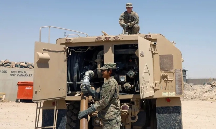 Lính Mỹ tiếp liệu xe quân sự tại căn cứ Qayyara ở phía tây Mosul, Iraq tháng 8/2017. Ảnh: Reuters.