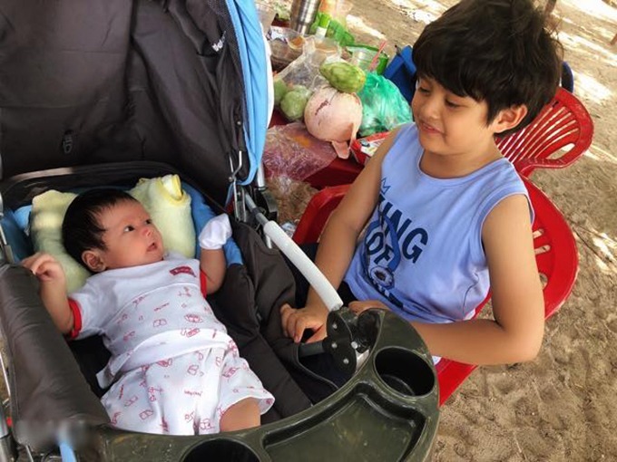 Khi mới đầy tháng, cậu nhóc theo mẹ và anh trai ra đảo Phú Quý thăm ba Đức Thịnh quay phim Anh thầy ngôi sao.