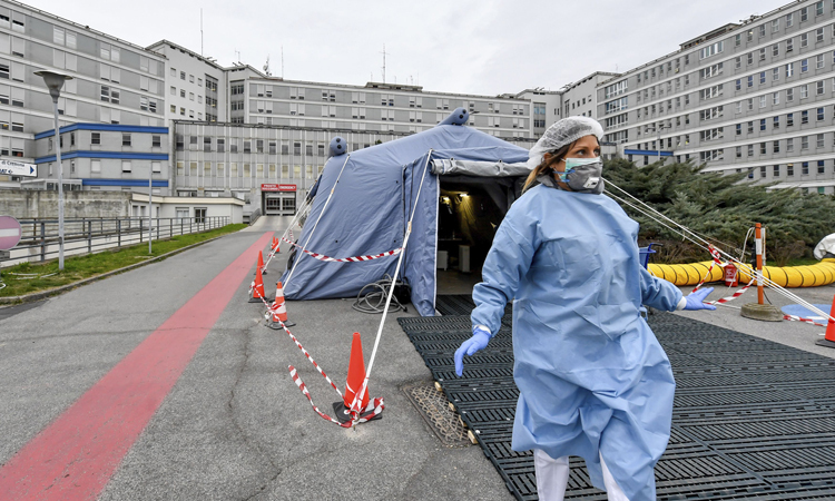 Nữ nhân viên y tế bước ra từ lều dựng trước khoa cấp cứu bệnh viện Cremona, vùng Lombardy hôm 29/2. Ảnh: AP.