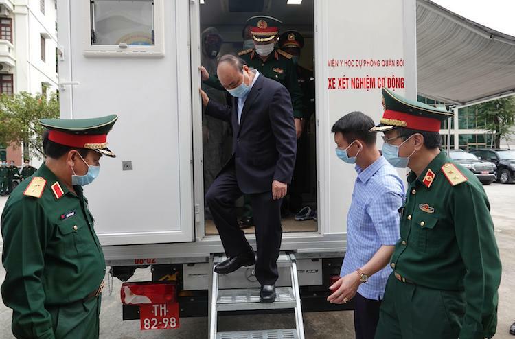 Thủ tướng tham quan xe xét nghiệm cơ động của Viện Y học Dự phòng Quân đội chiều 22/3. Ảnh: Hoàng Thuỳ