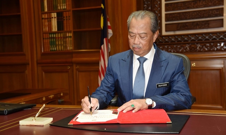 Thủ tướng Malaysia Muhyiddin Yassin tại văn phòng ở Putrajaya hôm 2/3. Ảnh: Reuters. 