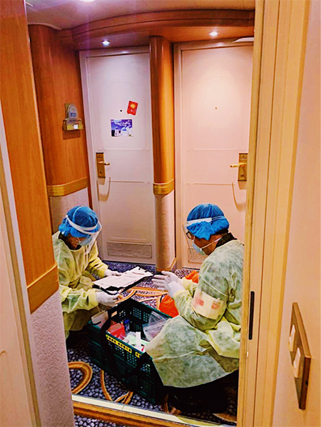 Những nhân viên y tế trên tàu Diamond Princess đi kiểm tra sức khỏe của hành khách. Ảnh: Global times.