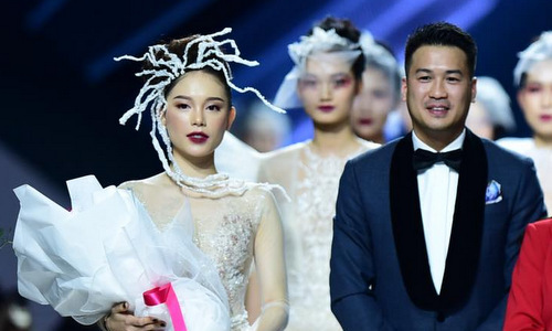 Em chồng Hà Tăng tặng hoa cho bạn gái