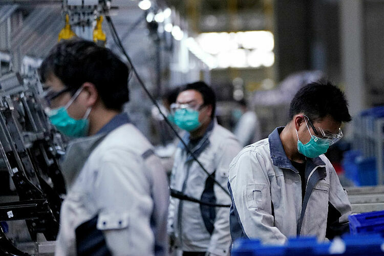Công nhân tại một nhà máy tại Thượng Hải (Trung Quốc). Ảnh: Reuters