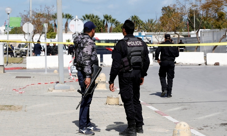 Lực lượng an ninh tại hiện trường vụ đánh bom ở Tunis, Tunisia, chiều 8/3. Ảnh: Reuters. 