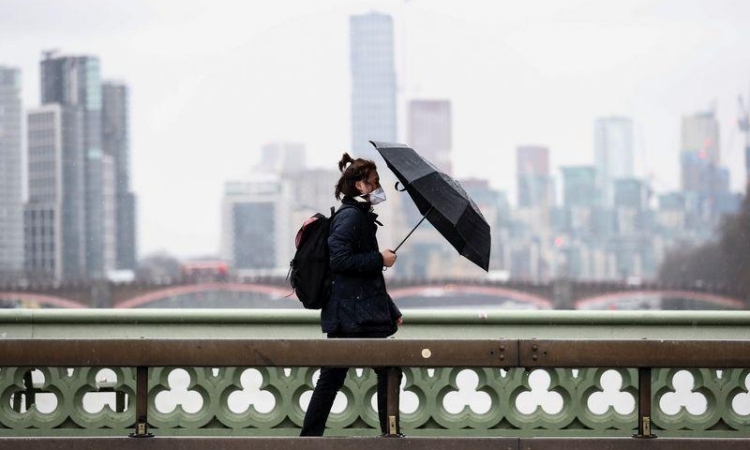Người dân Anh đeo khẩu trang khi đi trên cầu Westminster, London, hôm 5/3. Ảnh: Reuters. 