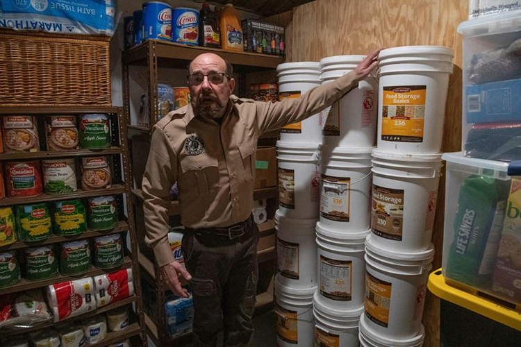 Steve Rene tại kho trữ thực phẩm của Fortitude Ranch ở Mathias, bang West Virginia, Mỹ hôm 13/3. Ảnh: AFP