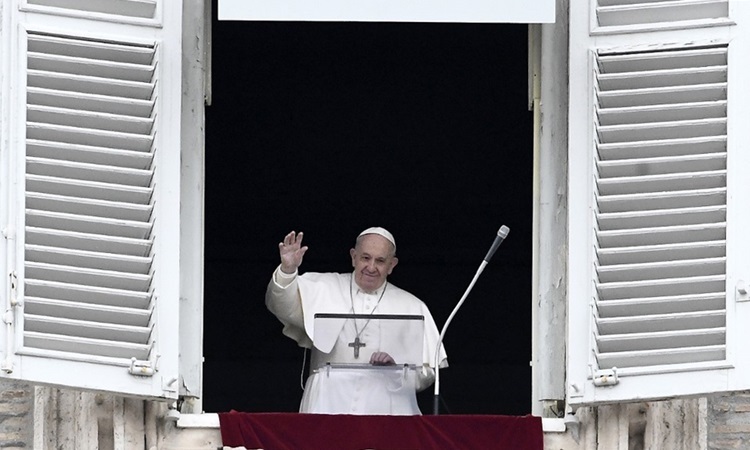 Giáo hoàng Francis vẫy chào tín hữu khi đọc kinh truyền tin Angelus từ cửa sổ nhìn ra Quảng trường Thánh Peter hôm 1/3. Ảnh: AFP.
