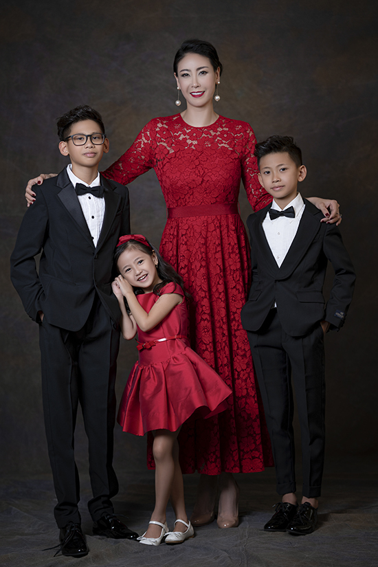 Hà Kiều Anh làm mẫu cùng ba con