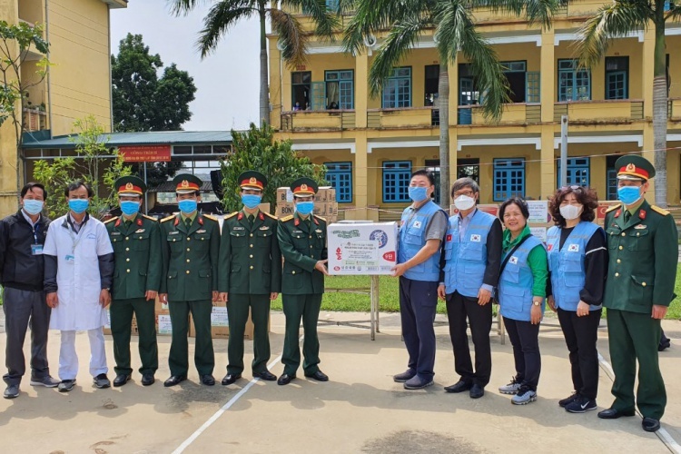 Đại diện các hội người Hàn Quốc tại Việt Nam tặng quà cho điểm cách ly tại Trường Quân sự tỉnh Hoà Bình. Ảnh: Hội người Hàn tại Việt Nam.