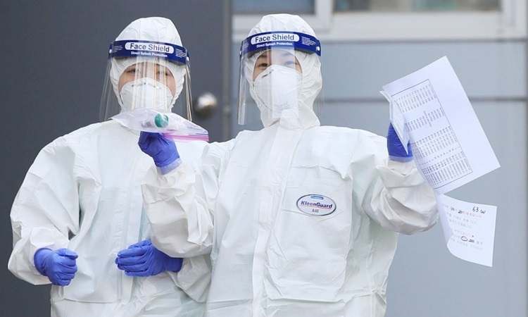 Nhân viên y tế mặc đồ bảo hộ tại bệnh viện Dongsan, thành phố Daegu, Hàn Quốc hôm 22/3. Ảnh: Yonhap.