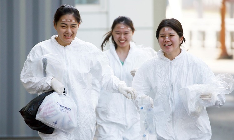 Nhân viên y tế phụ trách chăm sóc bệnh nhân nhiễm nCoV tại một bệnh viện ở Daegu, Hàn Quốc hôm 8/3. Ảnh: AFP.