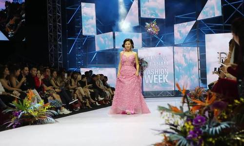 Hoa hậu Phương Nga, Mai Phương cùng trình diễn thời trang