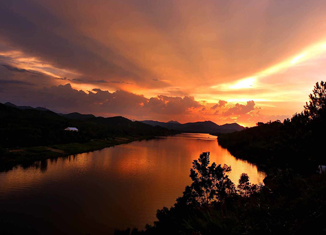 Đứng ở đồi Vọng Cảnh có thể ngắm sông Hương trữ tình lúc hoàng hôn. Ảnh: Võ Thạnh