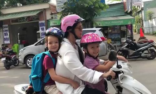 Hồng Nhung lái xe đưa hai con về nhà sau buổi học cuối