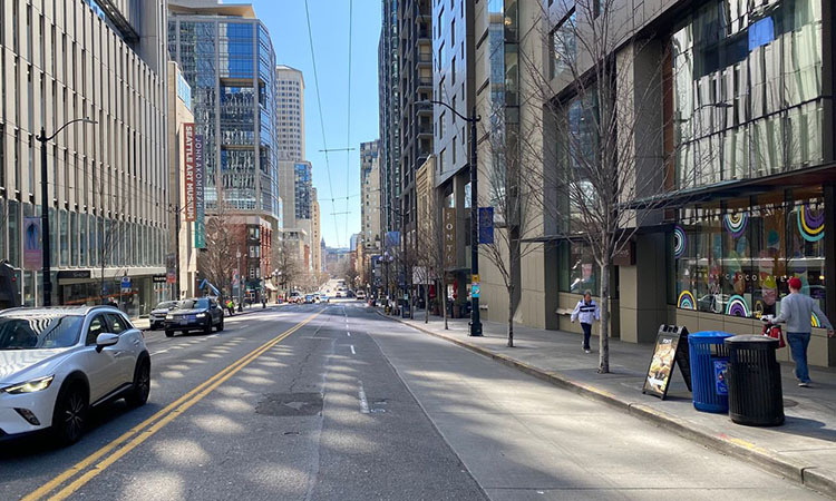 Đường phố vắng vẻ tại trung tâm thành phố Seattle, bang Washington, Mỹ hôm 16/2. Ảnh: WSJ.