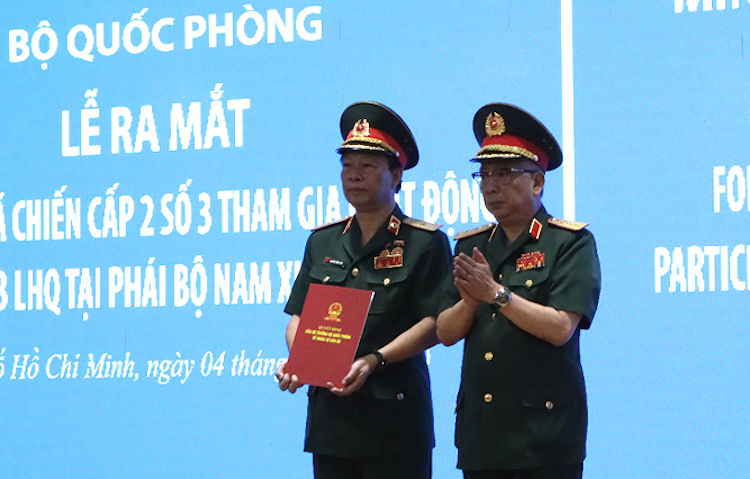 Thượng tướng Nguyễn Chí Vịnh trao Quyết định thành lập bệnh viện dã chiến cấp 2 số 3. Ảnh: Nguyễn Bằng