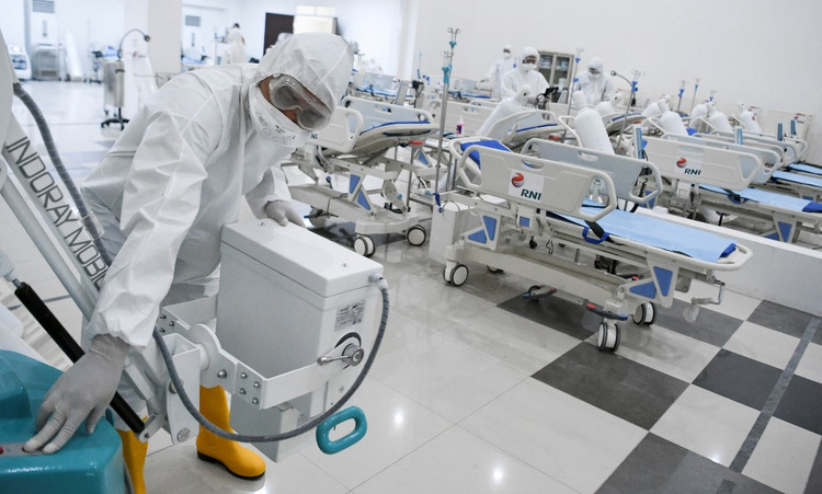 Nhân viên y tế tại bệnh viện dã chiến trong làng vận động viên Asiad hôm 23/3. Ảnh: AFP.