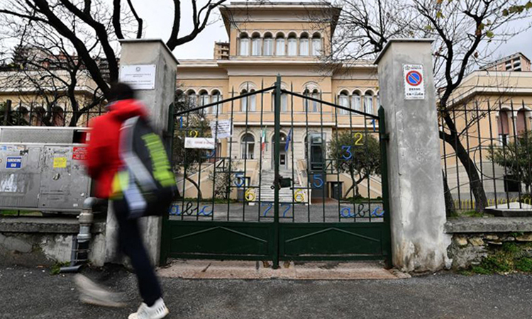 Một trường học ở San Fruttuoso, lân cận thành phố Genoa, Italy đóng cửa hôm 5/3. Ảnh: AFP.