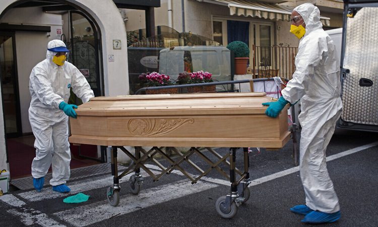 Nhân viên y tế chuyển quan tài của cụ bà 87 tuổi qua đời vì nhiễm nCoV ở Laigueglia, vùng Liguria hôm 1/3. Ảnh: AP.