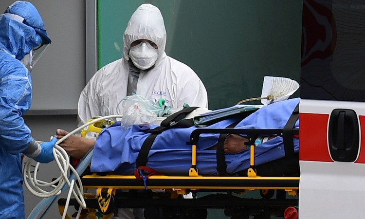 Nhân viên y tế đưa bệnh nhân vào khu hồi sức tích cực tại một bệnh viện ở Milan hôm 23/3. Ảnh: AFP.