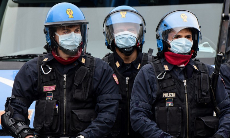 Cảnh sát chống bạo động bên ngoài nhà tù ở thành phố Modena, Italy hôm 9/3. Ảnh: AFP.