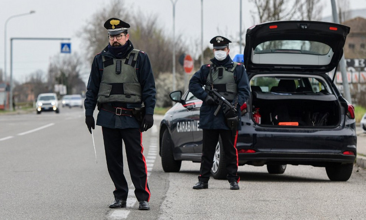 Cảnh sát Italy tại một chốt kiểm soát gần thành phố Bologna hôm 9/3. Ảnh: AFP.