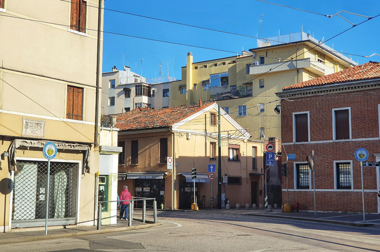 Mestre, quận đông dân nhất tại thành phố Venice, vùng Veneto, Italy trở nên vắng vẻ trong mùa dịch Covid-19. Ảnh: Vũ Thu Hương.
