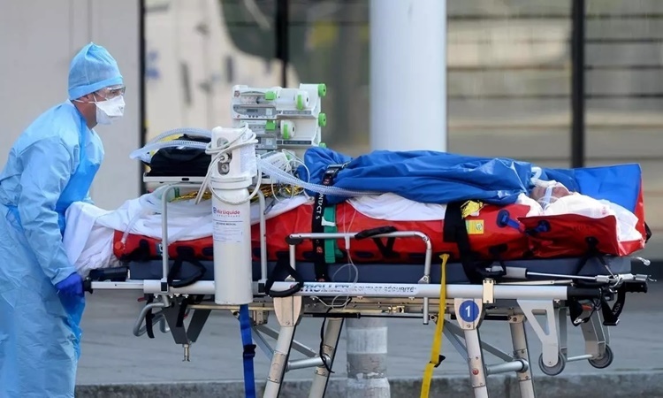 Nhân viên y tế di chuyển một bệnh nhân nhiễm nCoV tại Strasbourg, Pháp, ngày 26/3. Ảnh: AFP.