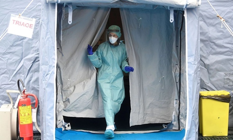 Nhân viên y tế trong trang phục bảo hộ tại một bệnh viện ở thành phố Brescia, phía bắc Italy. Ảnh: Reuters.