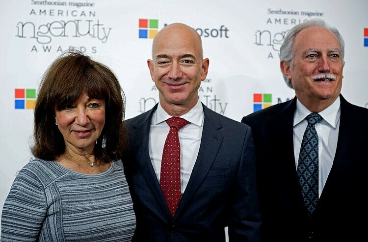 Jeff Bezos và cha mẹ trong một sự kiện. Ảnh: AFP