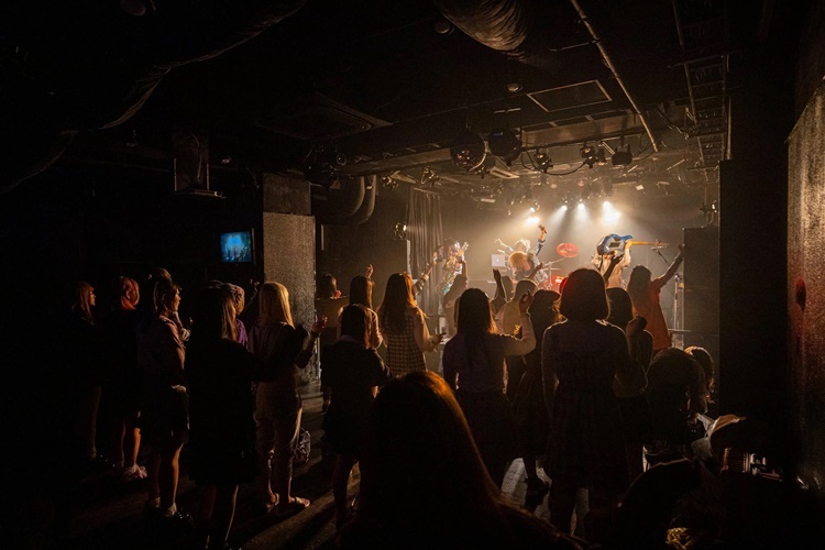 Khách xem ban nhạc biểu diễn tại một câu lạc bộ đêm ở Osaka tối 25/3. Ảnh: NYTimes.