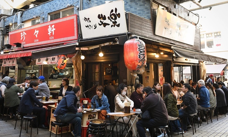 Khách ăn trưa tại một nhà hàng ở thủ đô Tokyo, Nhật Bản, hôm 26/3. Ảnh: NYTimes.