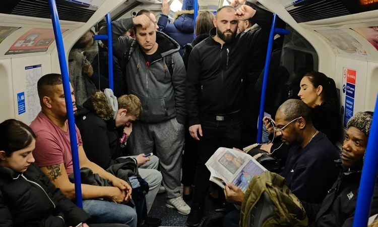 Hành khách trên một chuyến tàu điện vào giờ cao điểm ở London sau khi Thủ tướng Anh Boris Johnson khuyến cáo người dân tránh tụ tập đông người. Ảnh: PA.